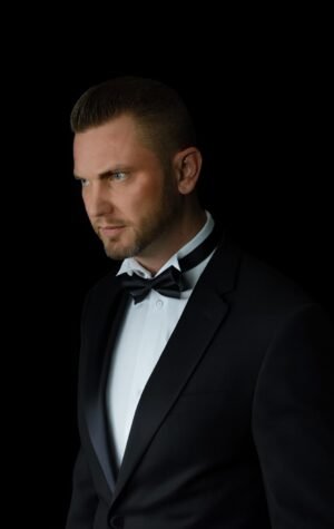 smoking impeccablement taillé sur mesure